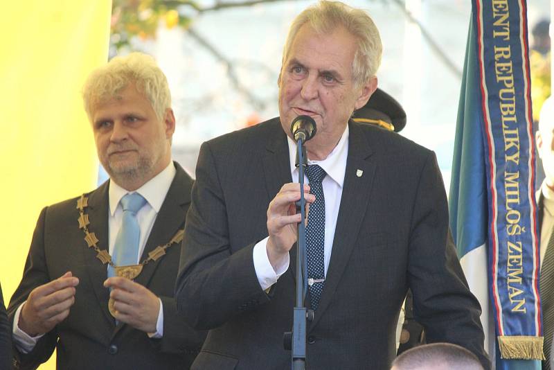 Miloš Zeman navštívil Stod. Vlevo za ním je starosta Jiří Vlk. 