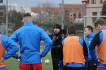 Trenér Pavel Horváth promlouvá ke svým svěřencům, fotbalistům Viktorie Plzeň B, na startu zimní přípravy.  