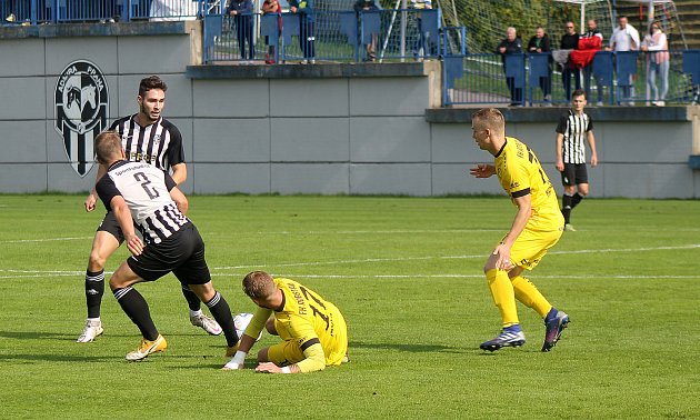 Fotbalisté FK ROBSTAV Přeštice (na archivním snímku fotbalisté ve žlutých dresech) hostí v sobotu od 14.30 hodin rezervu Viktorie Plzeň. Utkání se však hraje ve Stodě.