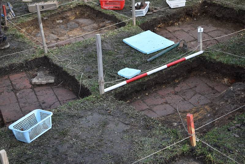 V Myslince na Plzeňsku si lidé vyzkoušeli práci archeologů.