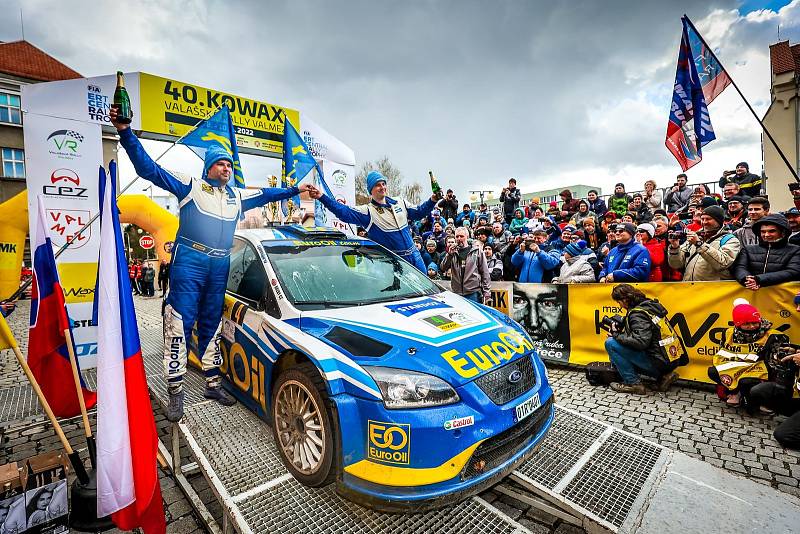 Posádka Václav Pech jun., Petr Uhel slaví vítězství na Valašské Rally.