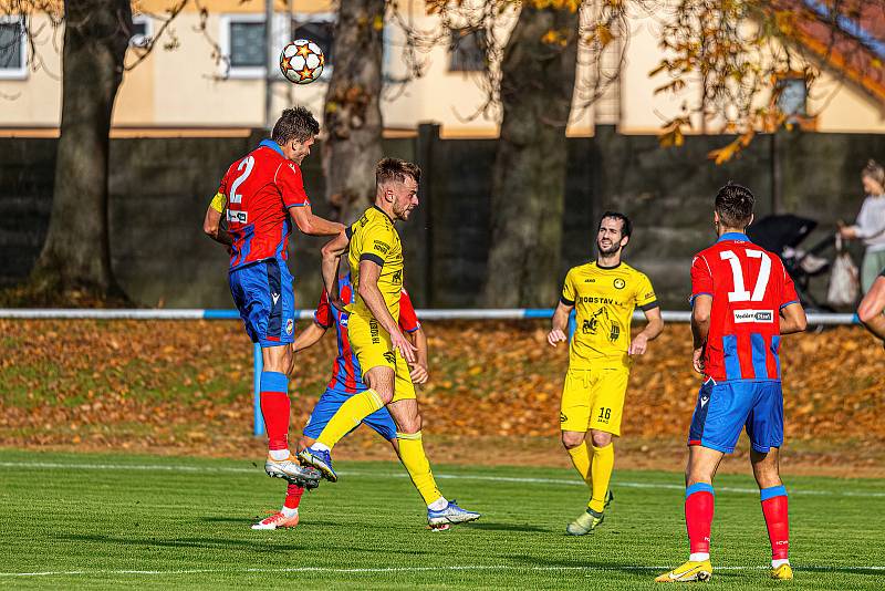 Fotbalisté FK ROBSTAV Přeštice (na archivním snímku hráči ve žlutých dresech) remizovali v Uhříněvsi u Prahy s rezervou Bohemians 1905 1:1.