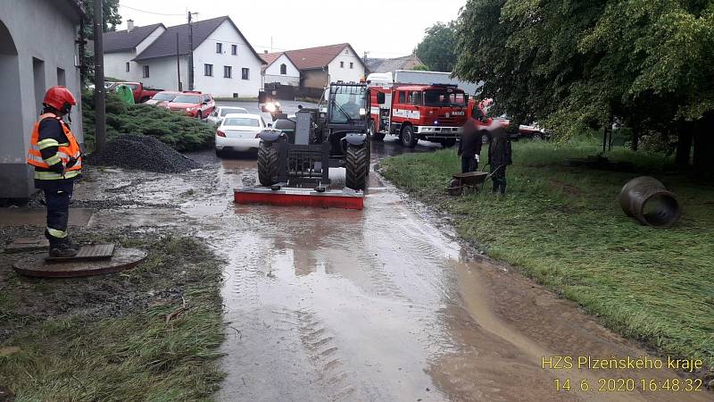 Následky přívalových dešťů zaměstnaly o víkendu hasiče v kraji.