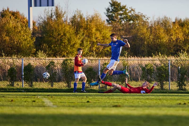 12. kolo krajského přeboru: TJ Sokol Plzeň Černice - TJ Sokol Radnice (na snímku fotbalisté v červených dresech) 4:1.