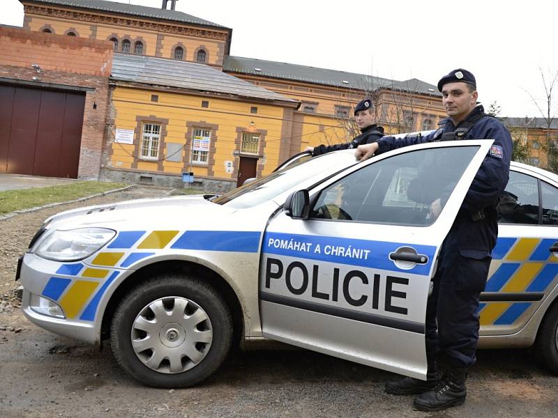 Policisté před věznicí na Borech