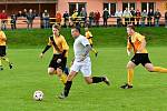 Dalovice (ve žlutém) prolomily na božičanském stadionu černou sérii s tamním SK a dosáhly nakonec na vítězství 6:2.