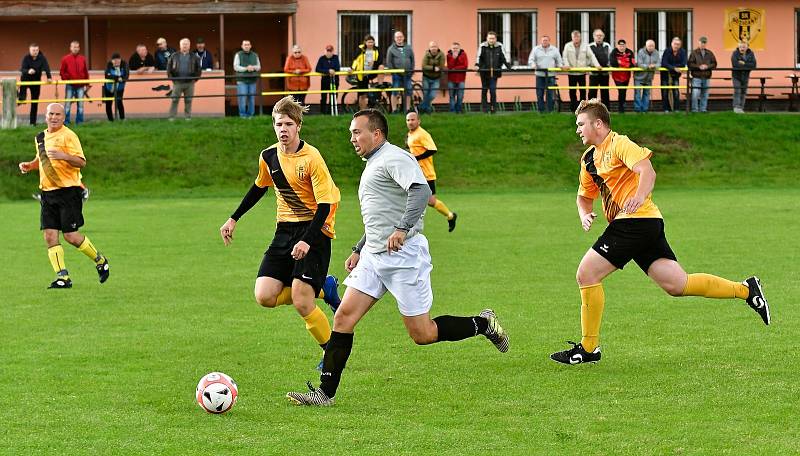 Dalovice (ve žlutém) prolomily na božičanském stadionu černou sérii s tamním SK a dosáhly nakonec na vítězství 6:2.