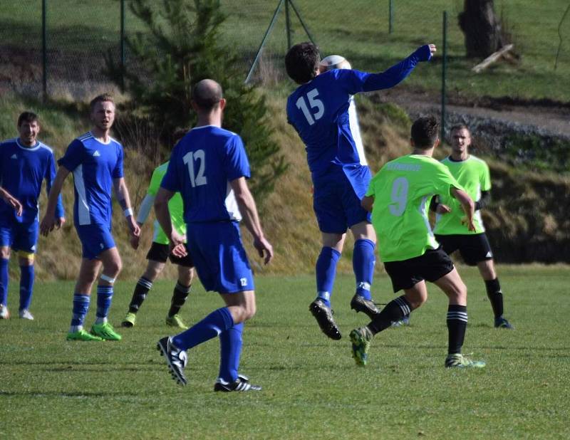 I. B třída, skupina B (15. kolo): SK Bolešiny (na snímku fotbalisté v modrých dresech) - TJ Sokol Štěnovice (zelení) 4:0.