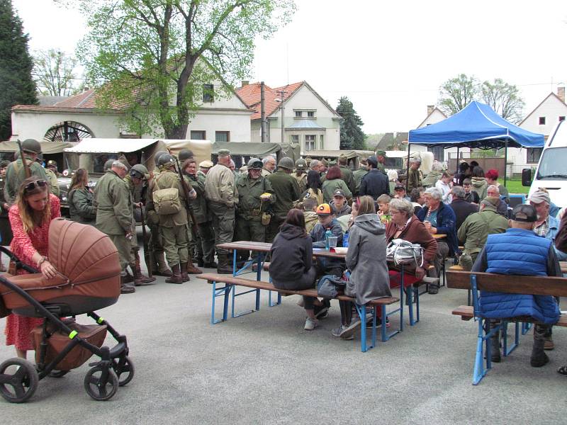 Oslavy výročí osvobození ve Dnešicích.