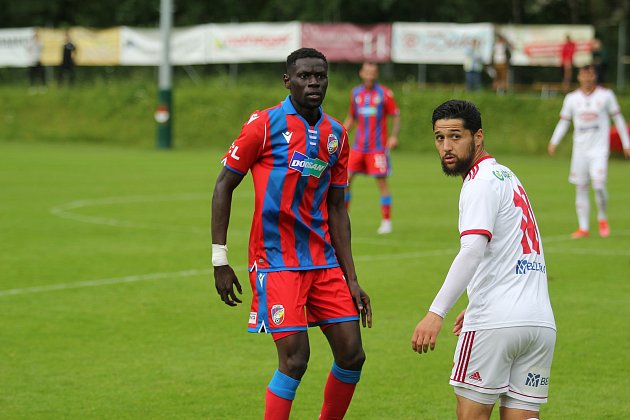 Modou Ndiaye při čtvrtečním přípravném zápase v Rakousku proti rumunskému Sepsi OSK (1:1).