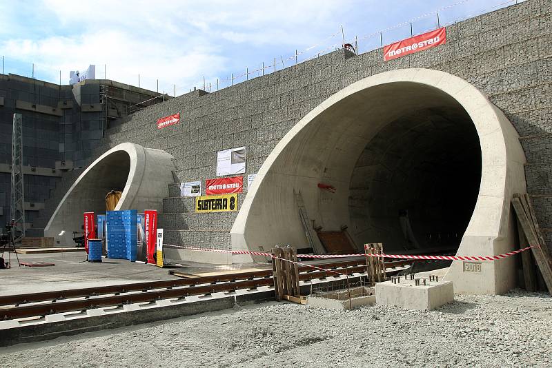 Stavba železničního tunelu mezi Plzní a Kyšicemi