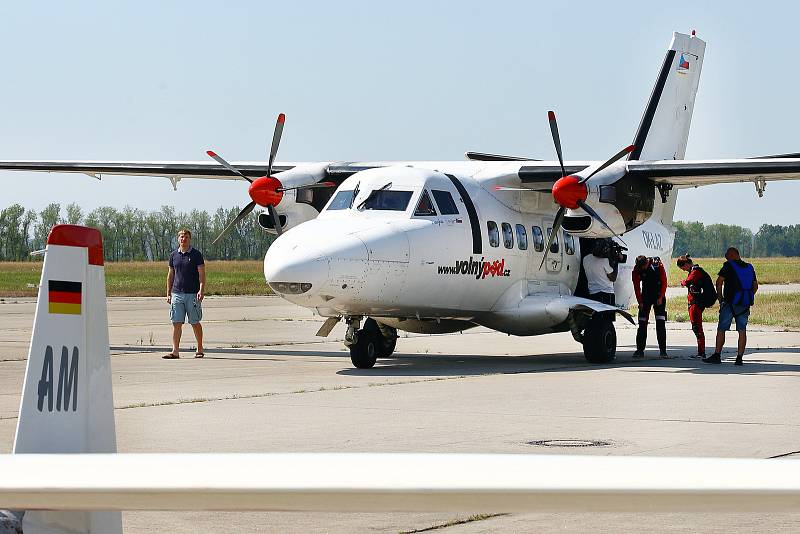 Více než pět desítek letadel, vrtulníků a kluzáků, které jsou na letišti v Líních provozovány, přistavili na stojánku letiště jejich provozovatelé, piloti a nadšenci do létání na důkaz toho, že je na letišti provoz a slouží stále k leteckým činnostem