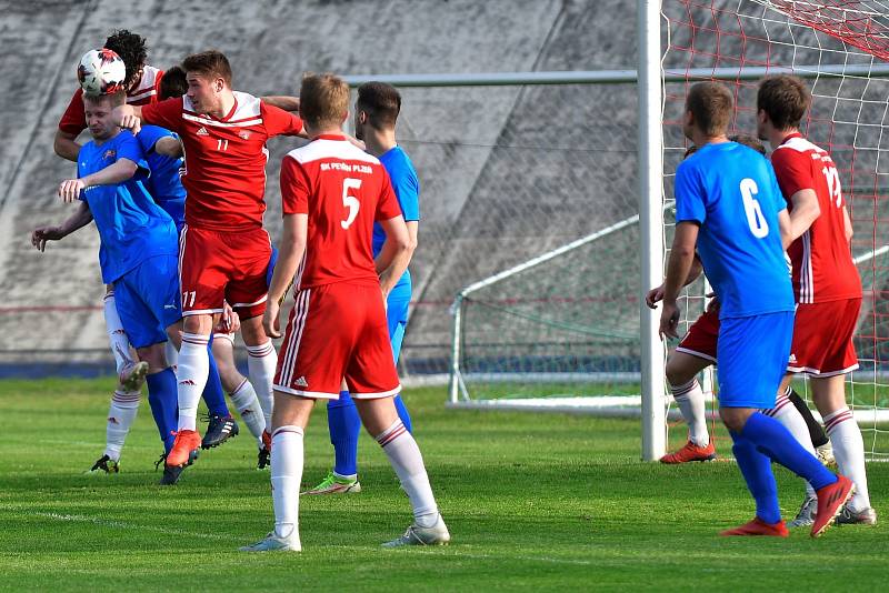 Fotbalisté SK Petřín Plzeň B (červení) vstoupí do nové sezony krajského přeboru jako nováček, ale zároveň budou patřit k největším favoritům.