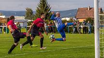 Fotbalisté FK Nepomuk (na archivním snímku hráči v růžových dresech) hrají ve sváteční pátek na Petříně.