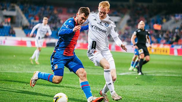 Plzeňský záložník Pavel Bucha (vlevo) v souboji s jedním z olomouckých hráčů v utkání 14. kola fotbalové FORTUNA:LIGY.