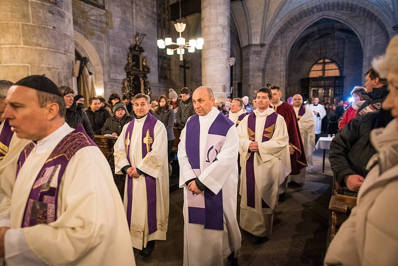 Kněží plzeňské diecéze se vydali průvodem z biskupství do katedrály sv. Bartoloměje, aby společně zahájili postní dobu.