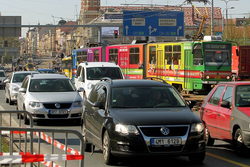 Rekonstrukcí tramvajové trati začala dvouletá rekonstrukce mostu generála Pattona v centru Plzně.