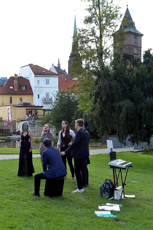 Zpěvomat - skupiny amatérských i profesionálních zpěváků zpívají na přání kolemjdoucích na ulici. Fotografie jsou z plzeňské Mlýnské strouhy.