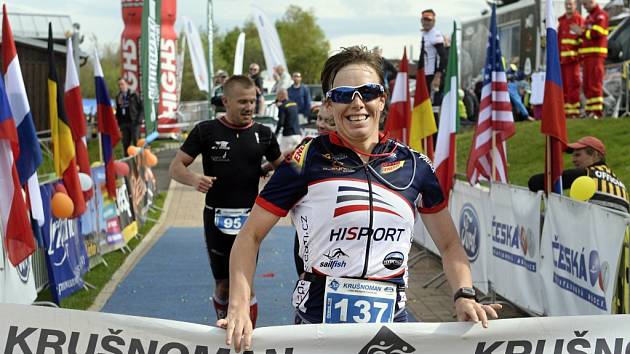 Eva Potůčková v cíli Půlmaratonu Plzeňského kraje.