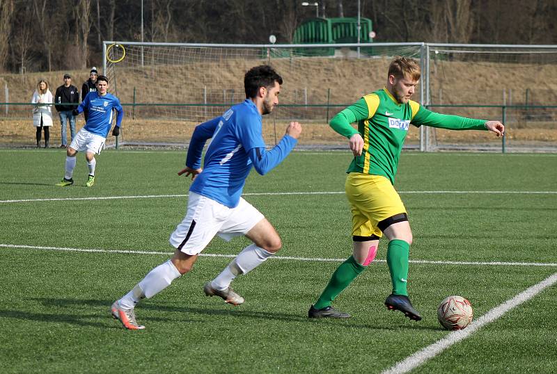 Fotbalisté plzeňského Rapidu (na archivním snímku hráči v modrých dresech) porazili Chotíkov. Naopak Tlumačov (zelení) doma utrpěl debakl, Zruči podlehl 1:5.