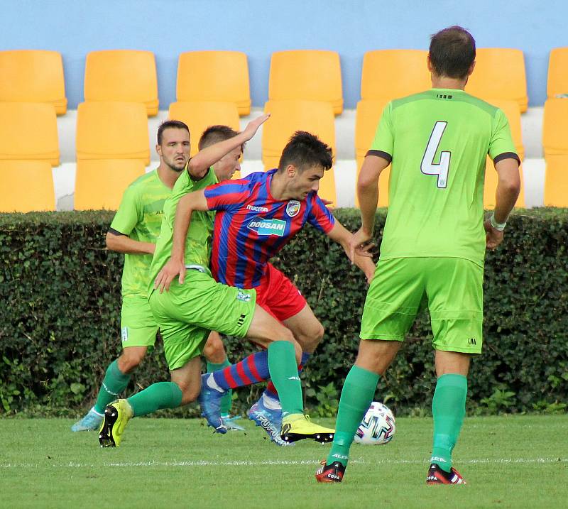 Fotbalisté FC Viktoria Plzeň B (červenomodří) vyhráli v Sokolově 1:0 díky brance Jedličky z 63. minuty utkání.