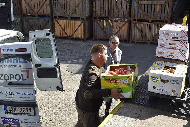 Potravinová banka Plzeň vydává jídlo i další zboží zhruba čtyřem desítkám organizací, které ji pak distribuují dále. Do Diecézní charity Plzeň si pro pomoc přišly i matky dvou dětí Viera (s chodítkem) a Anna.