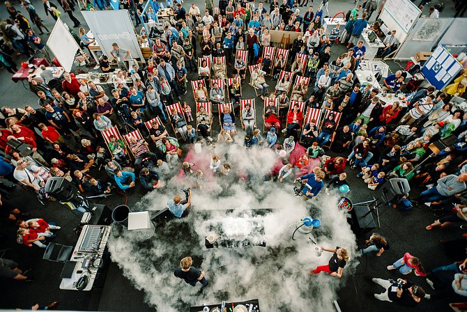 Druhý ročník přehlídky kutilů a vynálezců Maker Faire Plzeň přivítá o víkendu areál DEPO2015. Festival mimo jiné přibližuje chemické a fyzikální zákonitosti hravou formou i těm nejmenším.