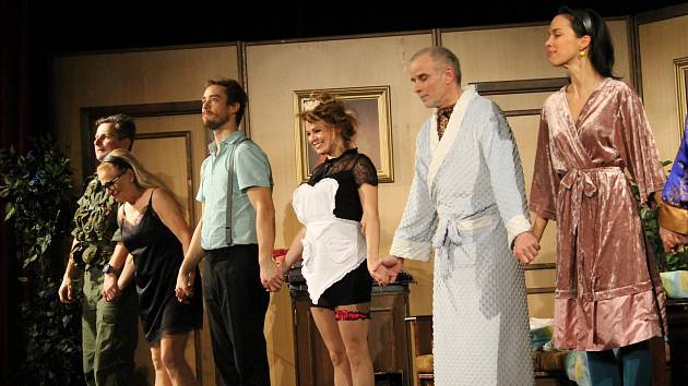 Divadelní společnost Háta představila ve Kdyni hru Zamilovaný sukničkář.