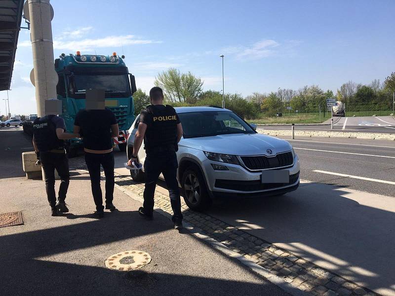 Muž, který umlátil plzeňského taxikáře, byl dopaden v Rakousku, neměl respirátor