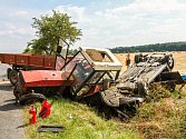 Následky dopravní nehody nedaleko Dolců u Přeštic.