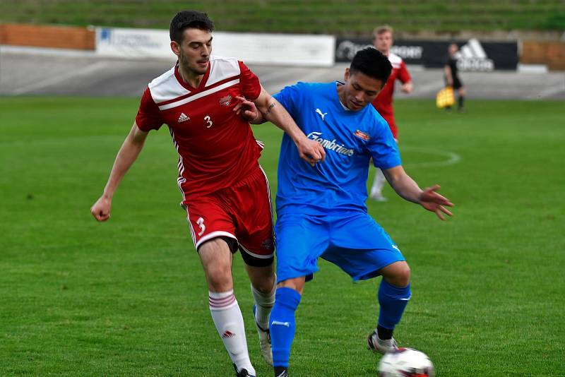 Fotbalisté SK Petřín Plzeň B (červení) vstoupí do nové sezony krajského přeboru jako nováček, ale zároveň budou patřit k největším favoritům.