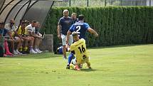 2. kolo FORTUNA divize A: FK Komárov - TJ Jiskra Domažlice B (fotbalisté ve žlutých dresech) 1:0 (0:0).