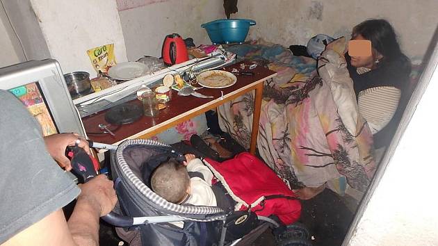 Asi rok a půl staré dítě žilo v Tylově ulici v Plzni ve sklepě plném nepořádku