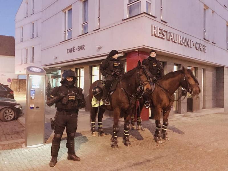 Policisté v centru Plzně dohlížejí na fotbalové fanoušky.