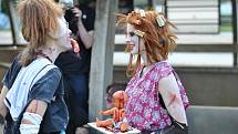 Populární zombie walk má za sebou další ročník. Na sto třicet účastníků prošlo Plzní, přímo během Dne Meliny Mercouri.