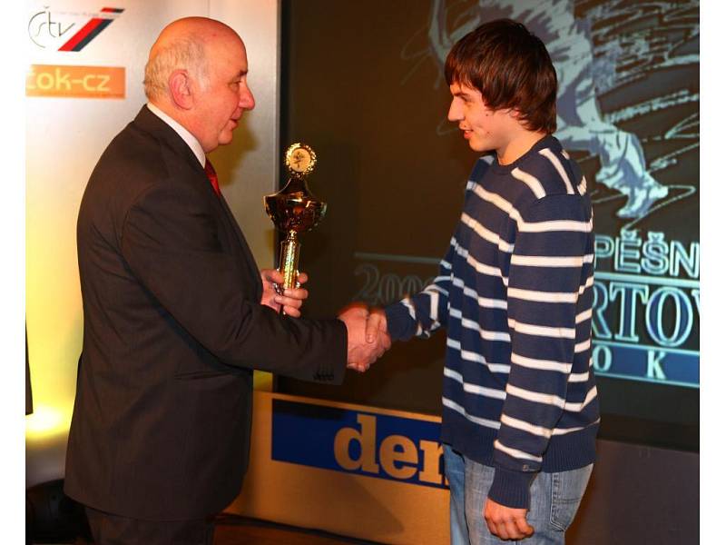 Nejlepší sportovec roku v kategorii juniorů hokejbalista Adam Roušal (vpravo)