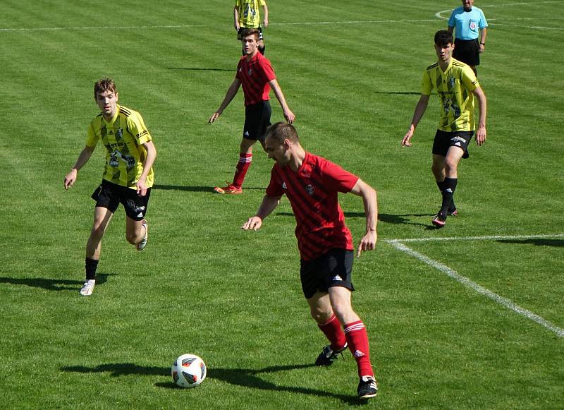 21. kolo I. B třídy, skupina B: TJ Přeštice B (žlutí) - TJ Dobřany 3:0.