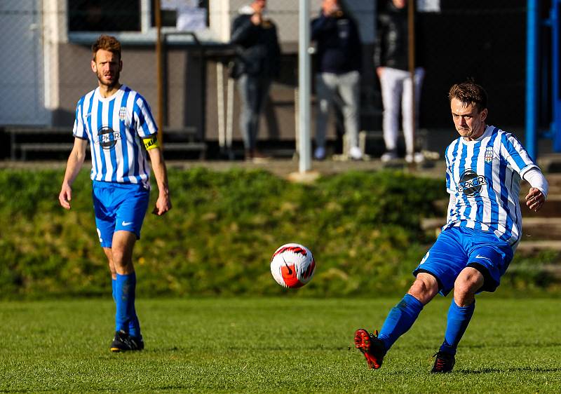 Fotbalisté plzeňské Košutky (na archivním snímku hráči v modrém) porazili v sobotním zápase 24. kola krajské I. A třídy soupeře z Kralovic 3:2.