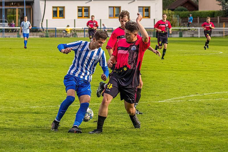 Fotbalisté FK Okula Nýrsko (na archivním snímku hráči v modrobílých dresech) jedou do Chlumčan, Nepomuk (růžové dresy) čeká konfrontace s Chrástem u Plzně.