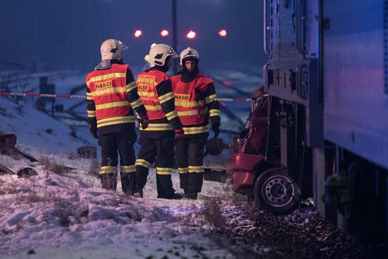 Tři lidské životy si vyžádala vážná dopravní nehoda, k níž došlo v pátek kolem půl šesté ráno na železničním přejezdu ve Vejprnicích.