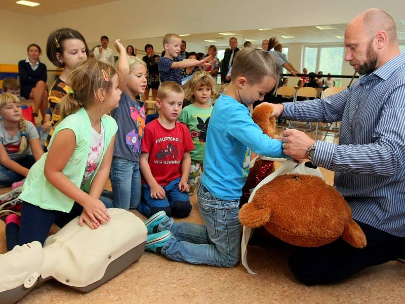 Záchranář Marek ukázal žákům 22. ZŠ v Plzni, jak poskytnout první pomoc