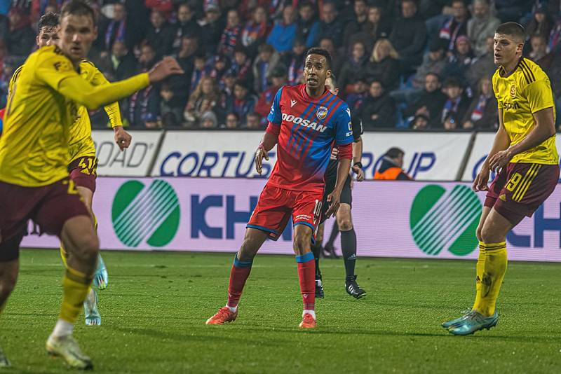 Série neporazitelnosti fotbalistů Viktorie Plzeň skončila po 35 zápasech, v sobotu prohráli v 15. kole FORTUNA:LIGY doma s pražskou Spartou 0:1.