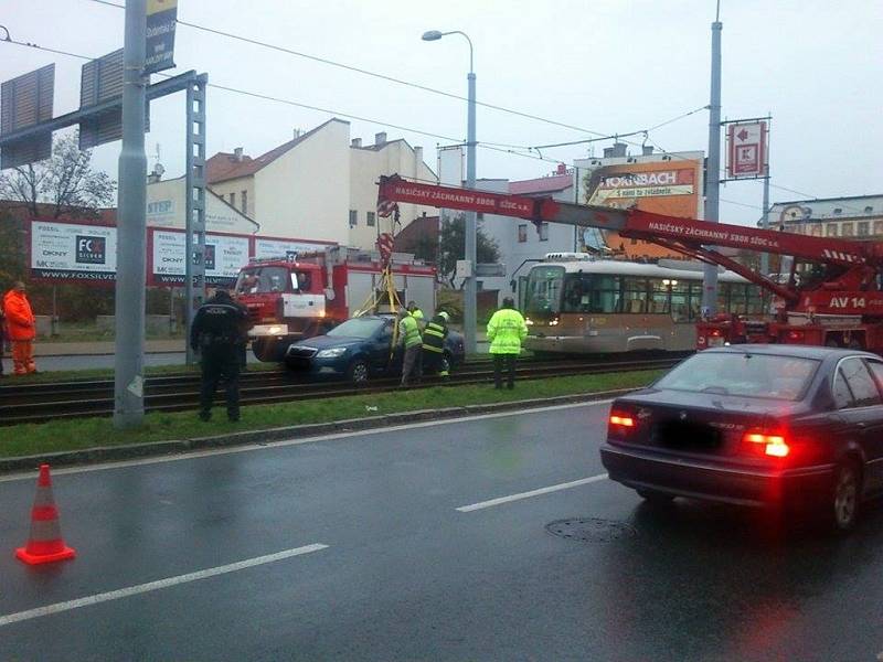 Řidič vjel na koleje, praskly mu čtyři pneumatiky a zablokoval provoz