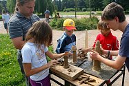 Děti ze slovanského příměstského tábora vyráběly ve středu ve Chvojkových lomech majáky. Během dopoledne jich vzniklo téměř sedmdesát