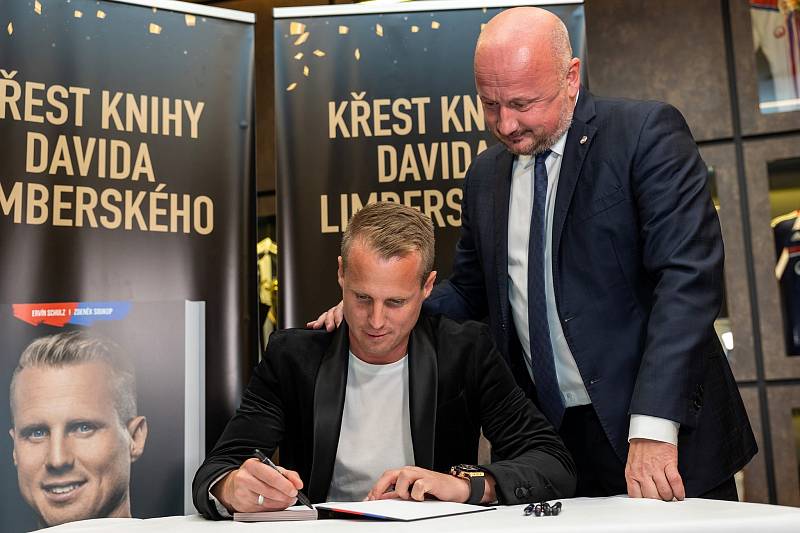 Knihu "Byla to jízda" autorů Zdeňka Soukupa a Ervína Schulze o fotbalistovi FC Viktoria Plzeň Davidu Limberském společně pokřtili autoři i David Limberský s manželkou.