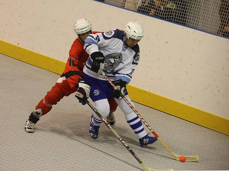 Ze zápasu 11. kola hokejbalové extraligy Škoda Plzeň (v bílém) - Snack Dobřany 6:0.