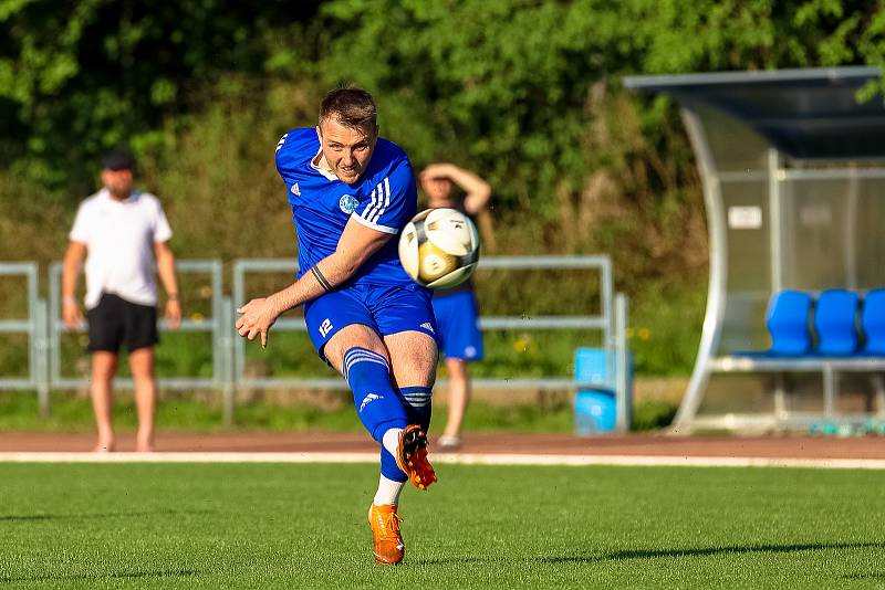 Fotbalisté TJ Sušice (na archivním snímku hráči v modrých dresech) deklasovali domácí Křimice 8:3 a upevnili si první místo v tabulce.