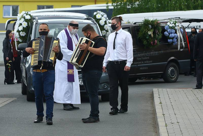 Rodina a blízcí se v pátek rozloučili s oběťmi tragické dopravní nehody osobního auta a vlaku u Kamenného Újezdu na Plzeňsku. Poslední rozloučení proběhlo na hřbitově v Nýřanech.