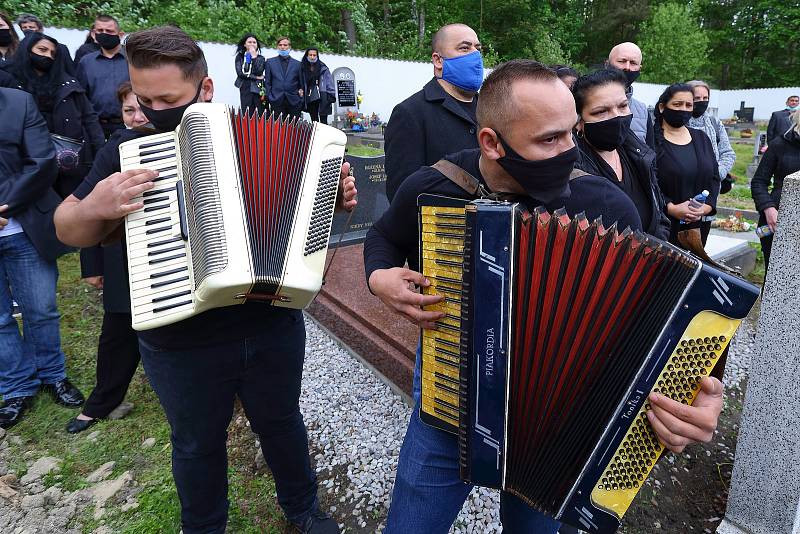 Rodina a blízcí se v pátek rozloučili s oběťmi tragické dopravní nehody osobního auta a vlaku u Kamenného Újezdu na Plzeňsku. Poslední rozloučení proběhlo na hřbitově v Nýřanech.