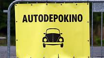 Autokino v areálu DEPO2015. Diváci mají k dispozici i občerstvení, které si mohou objednat pomoci SMS a až do vozu jim objednávku donese obsluha.